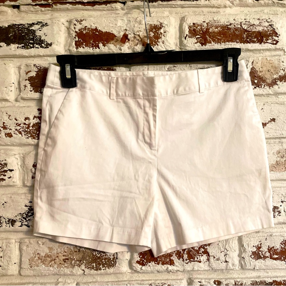 MICHAEL KORS Women’s White Flat Front Shorts. Size 4